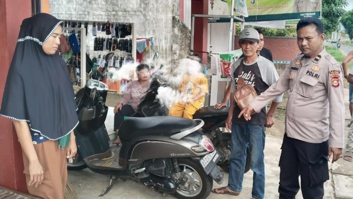 Polisi menunjukkan barang bukti motor yang hendak dicuri.