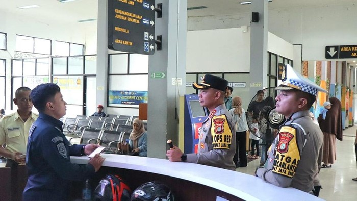 Polres Metro Depok memantau puncak arus balik di Terminal Jatijajar, pada Minggu (6/4/2025).