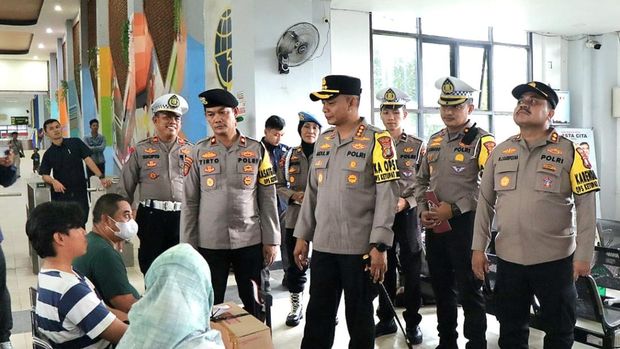 Polres Metro Depok memantau puncak arus kembali di Terminal Jatijajar, pada Minggu (6/4/2025).