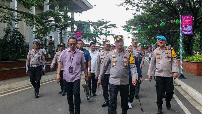 Polres Metro Jakarta Timur mengecek keamanan di TMII jelang berakhirnya libur Lebaran, Minggu (6/4/2025).