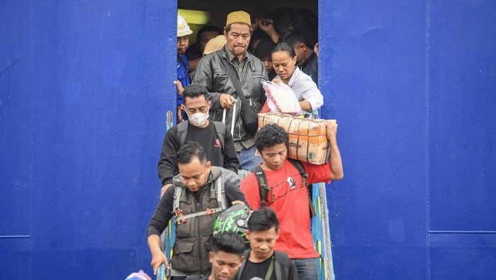 Sejumlah penumpang keluar dari geladak KM Queen Soya setibanya di Dermaga Pelabuhan Samarinda, Kalimantan Timur, Minggu (6/4/2025). Kesyahbandaran dan Otoritas Pelabuhan (KSOP) Kelas I Samarinda mencatatat jumlah penumpang yang tiba dari Parepare, Sulawesi Selatan berjumlah 1.569 penumpang, sembilan mobil dan 40 sepeda motor, kemudian jumlah penumpang yang akan berangkat dari Samarinda ke Parepare, Sulawesi Selatan itu berjumlah sekitar 1.000 orang dan diperkirakan puncak arus balik Lebaran 2025 akan berlangsung hingga Senin (7/4). ANTARA FOTO/M Risyal Hidayat/Spt.