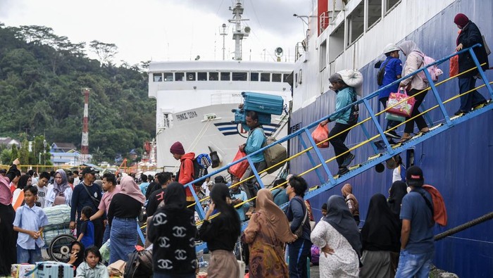 Potret Arus Balik Lebaran di Pelabuhan Samarinda Sejumlah penumpang keluar dari geladak KM Queen Soya setibanya di Dermaga Pelabuhan Samarinda, Kalimantan Timur, Minggu (6/4/2025). Kesyahbandaran dan Otoritas Pelabuhan (KSOP) Kelas I Samarinda mencatatat jumlah penumpang yang tiba dari Parepare, Sulawesi Selatan berjumlah 1.569 penumpang, sembilan mobil dan 40 sepeda motor, kemudian jumlah penumpang yang akan berangkat dari Samarinda ke Parepare, Sulawesi Selatan itu berjumlah sekitar 1.000 orang dan diperkirakan puncak arus balik Lebaran 2025 akan berlangsung hingga Senin (7/4). ANTARA FOTO/M Risyal Hidayat/Spt.