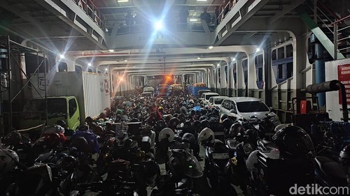 Potret ratusan kendaraan dalam kapal penyeberangan dari Pelabuhan Ketapang ke Gilimanuk, Minggu (6/4/2025).