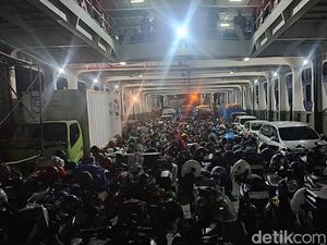 Ratusan Kendaraan Padati Penyeberangan ke Bali Malam Ini