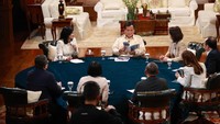 Prabowo terlihat mengecek data dalam sebuah buku di hadapannya. Sementara para jurnalis memperhatikan seraya mencatat. (Foto: Tim Media Prabowo)