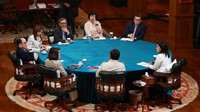 Prabowo duduk semeja bersama para jurnalis dalam wawancara yang berlangsung, Minggu (6/4/2025). Mereka ialah Pemred detikcom Alfito Deannova Gintings, Pemred tvOne Lalu Mara Satriawangsa, ⁠Pemred IDN Times Uni Lubis, Founder Narasi Najwa Shihab, ⁠Pemred Harian Kompas Sutta Dharmasaputra, Pemred SCTV-Indosiar Retno Pinasti dan News Anchor TVRI Valerina Daniel sebagai moderator. (Foto: Tim Media Prabowo)