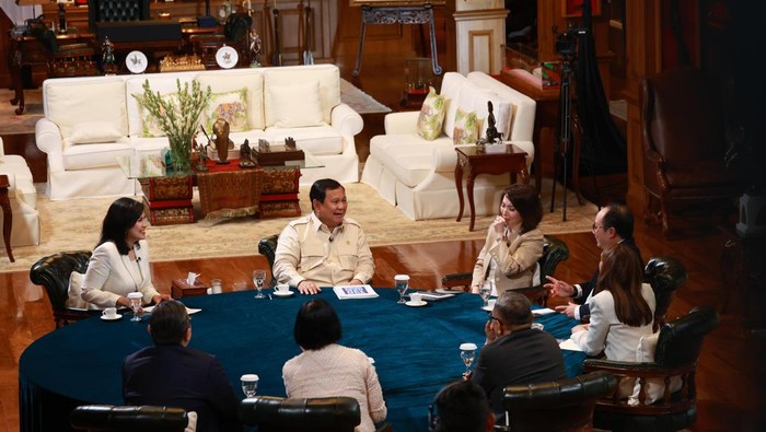 Prabowo duduk semeja bersama para jurnalis. Mereka ialah Pemred detikcom Alfito Deannova Gintings, Pemred tvOne Lalu Mara Satriawangsa, Pemred IDN Times Uni Lubis, Founder Narasi Najwa Shihab, Pemred Harian Kompas Sutta Dharmasaputra, Pemred SCTV-Indosiar Retno Pinasti dan News Anchor TVRI Valerina Daniel sebagai moderator. (Tim Media Prabowo) Prabowo duduk semeja bersama para jurnalis. Mereka ialah Pemred detikcom Alfito Deannova Gintings, Pemred tvOne Lalu Mara Satriawangsa, Pemred IDN Times Uni Lubis, Founder Narasi Najwa Shihab, Pemred Harian Kompas Sutta Dharmasaputra, Pemred SCTV-Indosiar Retno Pinasti dan News Anchor TVRI Valerina Daniel sebagai moderator. (Tim Media Prabowo)