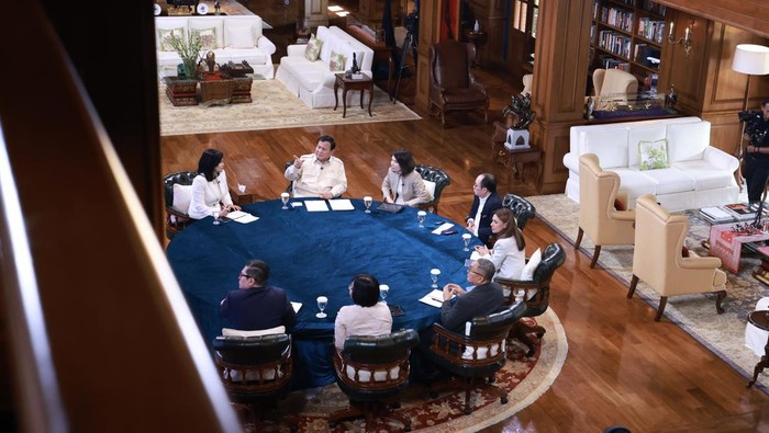 Prabowo duduk semeja bersama para jurnalis. Mereka ialah Pemred detikcom Alfito Deannova Gintings, Pemred tvOne Lalu Mara Satriawangsa, β Pemred IDN Times Uni Lubis, Founder Narasi Najwa Shihab, β Pemred Harian Kompas Sutta Dharmasaputra, Pemred SCTV-Indosiar Retno Pinasti dan News Anchor TVRI Valerina Daniel sebagai moderator. (Tim Media Prabowo) Prabowo duduk semeja bersama para jurnalis. Mereka ialah Pemred detikcom Alfito Deannova Gintings, Pemred tvOne Lalu Mara Satriawangsa, β Pemred IDN Times Uni Lubis, Founder Narasi Najwa Shihab, β Pemred Harian Kompas Sutta Dharmasaputra, Pemred SCTV-Indosiar Retno Pinasti dan News Anchor TVRI Valerina Daniel sebagai moderator. (Tim Media Prabowo)