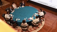 Prabowo dan para jurnalis duduk di hadapan layar besar. Terlihat layar itu menampilkan data mengenai kondisi geopolitik dan ekonomi dunia. (Foto: Tim Media Prabowo)