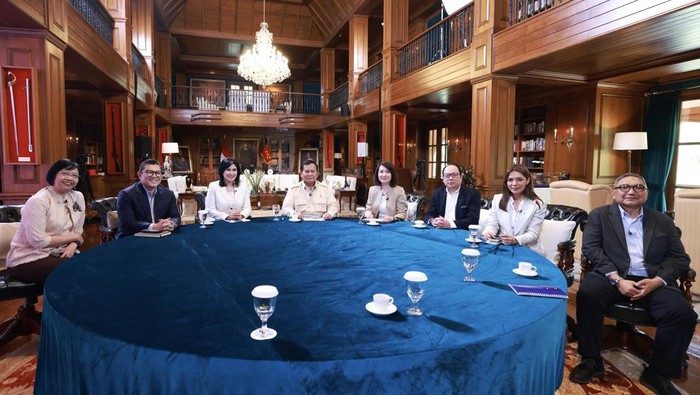 Prabowo duduk semeja bersama para jurnalis. Mereka ialah Pemred detikcom Alfito Deannova Gintings, Pemred tvOne Lalu Mara Satriawangsa, Pemred IDN Times Uni Lubis, Founder Narasi Najwa Shihab, Pemred Harian Kompas Sutta Dharmasaputra, Pemred SCTV-Indosiar Retno Pinasti dan News Anchor TVRI Valerina Daniel sebagai moderator. (Tim Media Prabowo) Prabowo duduk semeja bersama para jurnalis. Mereka ialah Pemred detikcom Alfito Deannova Gintings, Pemred tvOne Lalu Mara Satriawangsa, Pemred IDN Times Uni Lubis, Founder Narasi Najwa Shihab, Pemred Harian Kompas Sutta Dharmasaputra, Pemred SCTV-Indosiar Retno Pinasti dan News Anchor TVRI Valerina Daniel sebagai moderator. (Tim Media Prabowo)