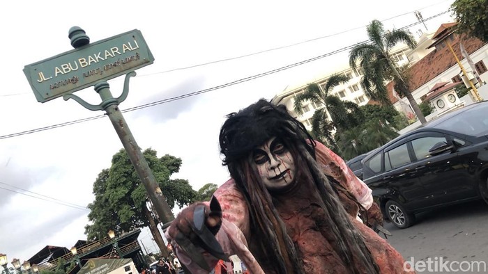Pria berkostum hantu di Jalan Malioboro, Jogja. Foto diunggah Minggu (6/4/2025).