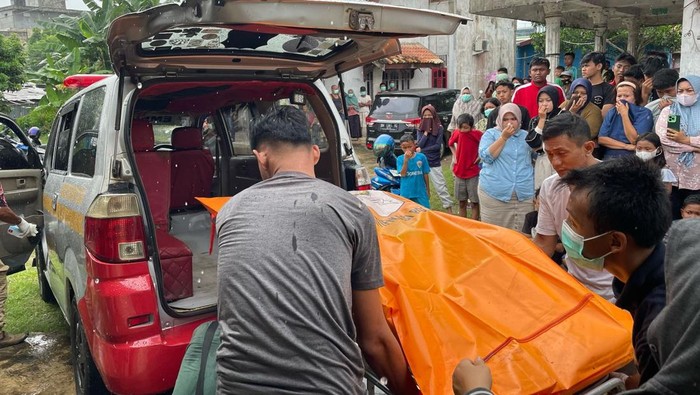 Proses evakuasi jasad korban yang diduga tersengat listrik di Jambi.