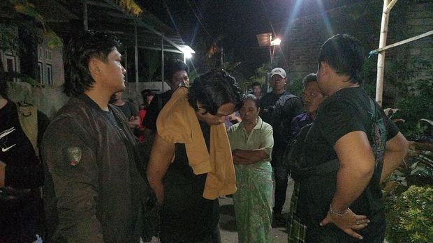 Proses penangkapan SH (50) dan WG (26) di rumahnya di Dusun Jati Ireng, Desa Jatisela, Kecamatan Gunung Sari, Kabupaten Lombok Barat, Sabtu (5/4/2025).