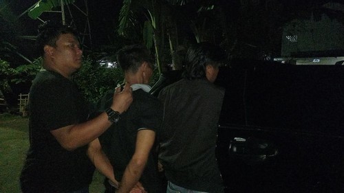 Proses penangkapan SH (50) dan WG (26) di rumahnya di Dusun Jati Ireng, Desa Jatisela, Kecamatan Gunung Sari, Kabupaten Lombok Barat, Sabtu (5/4/2025).