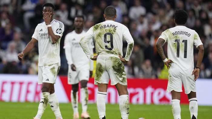 Players of Real Madrid react after a Spanish La Liga soccer match between Real Madrid and Valencia at the Santiago Bernabeu stadium in Madrid, Spain, Saturday, April 5, 2025. (AP Photo/Manu Fernandez)
