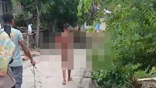 Seorang remaja ditelanjangi dan diarak keliling kampung di Flores Timur.
