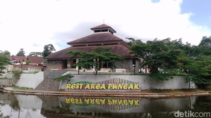 Rest Area Gunung Mas di kawasan Puncak, Bogor dipadati pengunjung pada Minggu (6/4/2025).