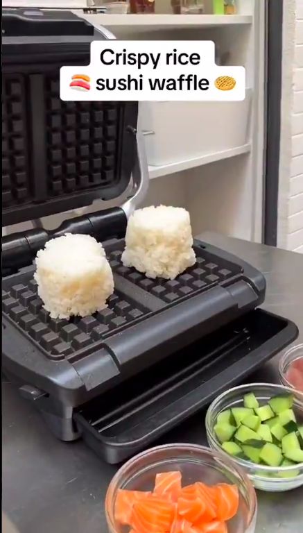 Sekte Baru! Sushi Waffle yang Disajikan dengan Topping Salmon