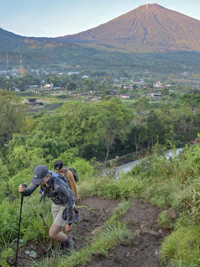 Serunya Mendaki Bukit Pergasingan Lombok saat Libur Lebaran Sejumlah pengunjung mendaki Bukit Pergasingan di Desa Wisata Sembalun, Kecamatan Sembalun, Lombok Timur, NTB, Minggu (6/4/2025). Obyek wisata Bukit Pergasingan di ketinggian 1.670 mdpl itu menyuguhkan pemandangan alam Rinjani dan menjadi salah satu tujuan favorit wisatawan saat libur lebaran. ANTARA FOTO/Ahmad Subaidi/Spt.