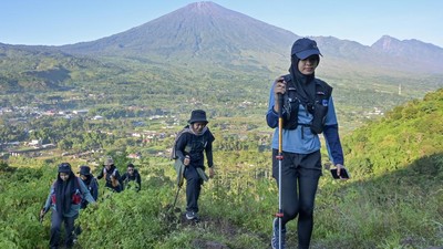 Serunya Mendaki Bukit Pergasingan Lombok saat Libur Lebaran