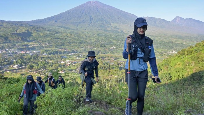 Serunya Mendaki Bukit Pergasingan Lombok saat Libur Lebaran Sejumlah pengunjung mendaki Bukit Pergasingan di Desa Wisata Sembalun, Kecamatan Sembalun, Lombok Timur, NTB, Minggu (6/4/2025). Obyek wisata Bukit Pergasingan di ketinggian 1.670 mdpl itu menyuguhkan pemandangan alam Rinjani dan menjadi salah satu tujuan favorit wisatawan saat libur lebaran. ANTARA FOTO/Ahmad Subaidi/Spt.