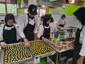 Bisnis Kue Kering Lebaran, SMKN 3 Magelang, Omzetnya hingga Puluhan Juta Rupiah!