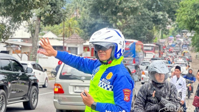 Situasi arus lalu lintas di kawasan Simpang Empat Gobing