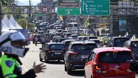 Sejumlah kendaraan wisatawan melintas saat diberlakukan sistem satu arah di Jalan Raya Puncak, Gadog, Kabupaten Bogor, Jawa Barat, Minggu (6/4/2025).