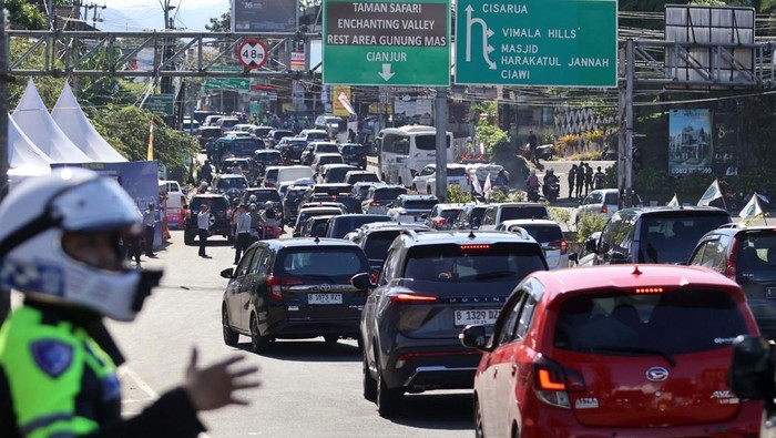Situasi Jalur Wisata Puncak Bogor Ramai Lancar Foto udara sejumlah kendaraan wisatawan melintas saat diberlakukan sistem satu arah di Jalan Raya Puncak, Gadog, Kabupaten Bogor, Jawa Barat, Minggu (6/4/2025). Jalur wisata Puncak, Bogor, terpantau ramai lancar hingga pukul 10.00 WIB saat libur lebaran H+5 dan rekayasa lalu lintas sistem satu arah di kawasan tersebut tetap diberlakukan. ANTARA FOTO/Yulius Satria Wijaya/Spt.