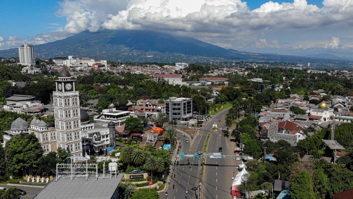 Foto udara sejumlah kendaraan wisatawan melintas saat diberlakukan sistem satu arah di Jalan Raya Puncak, Gadog, Kabupaten Bogor, Jawa Barat, Minggu (6/4/2025). Jalur wisata Puncak, Bogor, terpantau ramai lancar hingga pukul 10.00 WIB saat libur lebaran H+5 dan rekayasa lalu lintas sistem satu arah di kawasan tersebut tetap diberlakukan. ANTARA FOTO/Yulius Satria Wijaya/Spt.