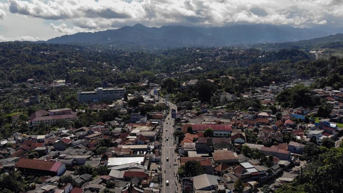 Foto udara sejumlah kendaraan wisatawan melintas saat diberlakukan sistem satu arah di Jalan Raya Puncak, Gadog, Kabupaten Bogor, Jawa Barat, Minggu (6/4/2025). Jalur wisata Puncak, Bogor, terpantau ramai lancar hingga pukul 10.00 WIB saat libur lebaran H+5 dan rekayasa lalu lintas sistem satu arah di kawasan tersebut tetap diberlakukan. ANTARA FOTO/Yulius Satria Wijaya/Spt.
