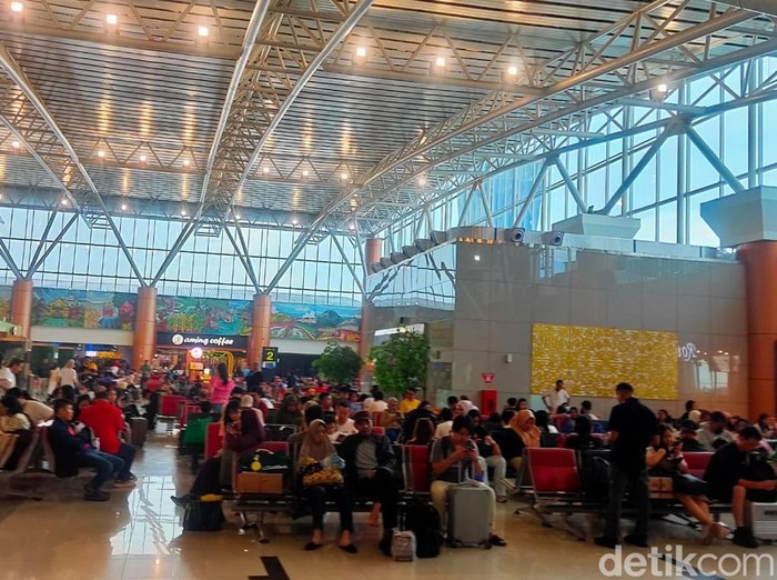 Suasana arus balik Lebaran 2025 di Bandara Supadio