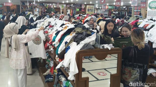 Suasana di Pabrik Kata-Kata Joger di Jalan Raya Kuta, Badung, Bali pada Minggu (6/4/2025).