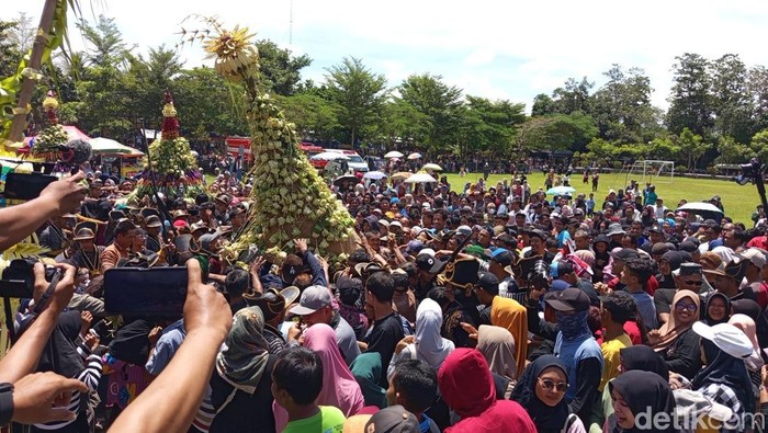 Suasana kemeriahan Grebeg Kupat di Lapangan Drh Soepardi, Sawitan, Kabupaten Magelang, Minggu (6/4/2025).