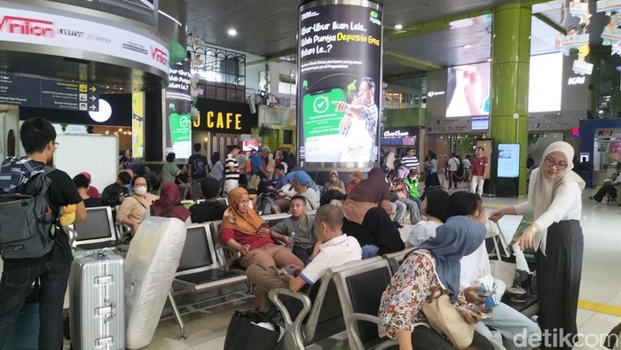 Suasana Stasiun Gambir pada H+6 Lebaran masih ramai penumpang, Minggu (6/4/2025).