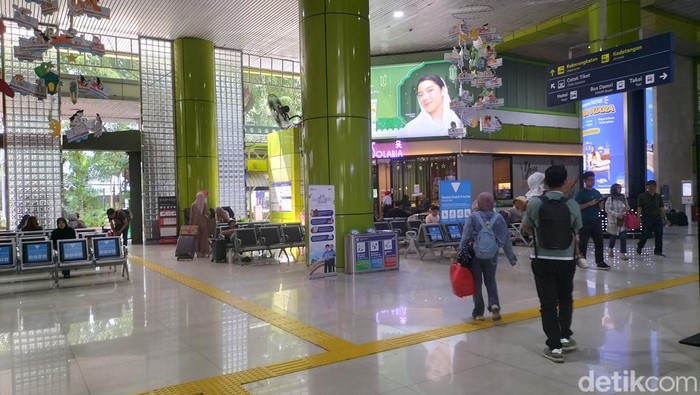 Suasana Stasiun Gambir pada H+6 Lebaran tetap ramai penumpang, Minggu (6/4/2025).