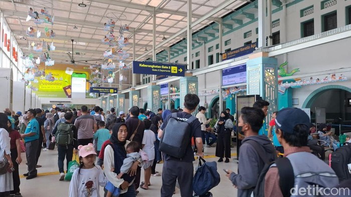 Suasana Stasiun Senen di akhir libur Lebaran. (Belia/detikcom)
