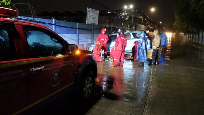 Taksi terperosok ke selokan di Jakut