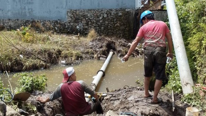 Tim petugas PDAM Tirta Karajae Parepare memperbaiki pipa bocor di Jalan Jenderal M Yusuf.
