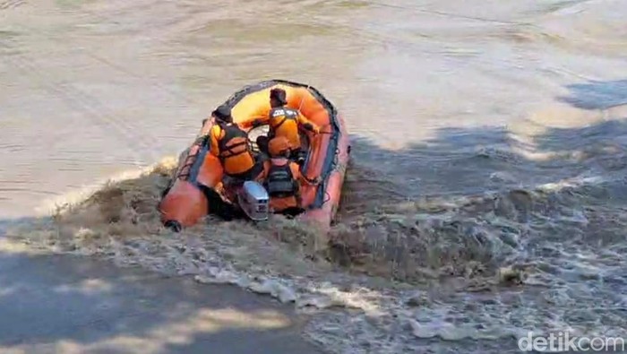 Tim SAR gabungan melakukan pencarian korban tenggelam di Sungai Pemali Brebes, Minggu (6/4/2025).