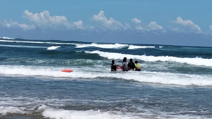 Upaya penyelamatan wisatawan yang hilang di Pantai Karang Papak Garut, Jawa Barat, Minggu (6/4/2025).