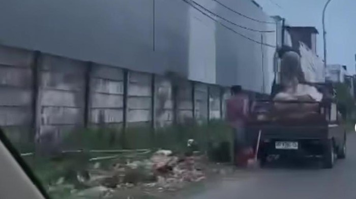Viral warga membuang sampah 1 bak pikap di pinggir jalan di Gowa.