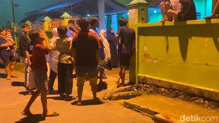 Warga berkumpul di lokasi pembusuran remaja oleh OTK di Parepare.