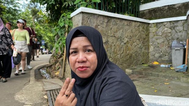 Warga bernama Ana (45) asal Cikarang, Jawa Barat, mengaku sengaja berlibur ke Kebun Raya Bogor. (Anggi/detikcom).