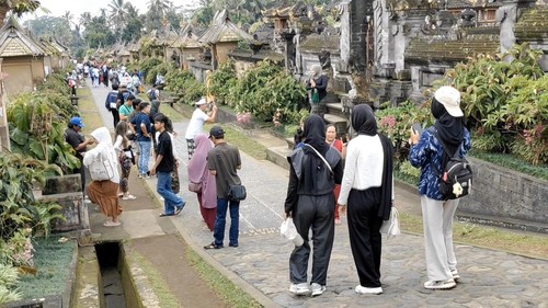 Wisatawan domestik masih mendominasi kunjungan di Desa Penglipuran, Bangli, Bali, Minggu (6/4/2025). (Foto: Dok. Istimewa)
