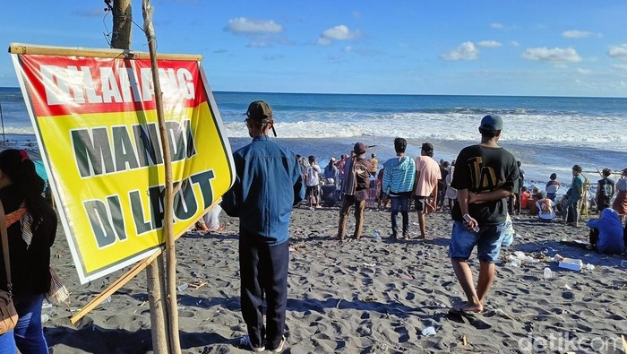 2 Wisatawan Hilang Terseret Arus di Pantai Bambang Lumajang