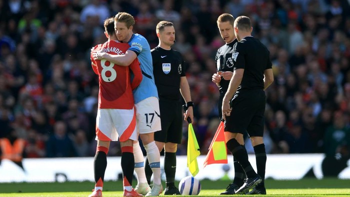 MANCHESTER, ENGLAND - APRIL 06: Kevin De Bruyne of Manchester City hugs Bruno Fernandes of Manchester United prior to the Premier League match between Manchester United FC and Manchester City FC at Old Trafford on April 06, 2025 in Manchester, England. (Photo by Carl Recine/Getty Images)