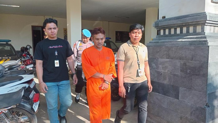 Ade Muhamad Wijaya (43) ditangkap polisi setelah melarikan mobil pikap milik mandornya, Senin (7/4/2025). (Aryo Mahendro/detikBali)