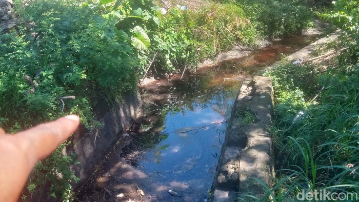 Warga tunjukkan saluran irigasi Desa Kalangan, Kecamatan Pedan yang tercemar limbah TPA Troketon, Senin (7/4/2025).