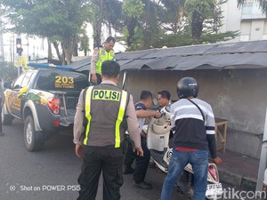 Bantu Warga yang Motornya Mogok, Polres Klaten Tuai Pujian Warganet
